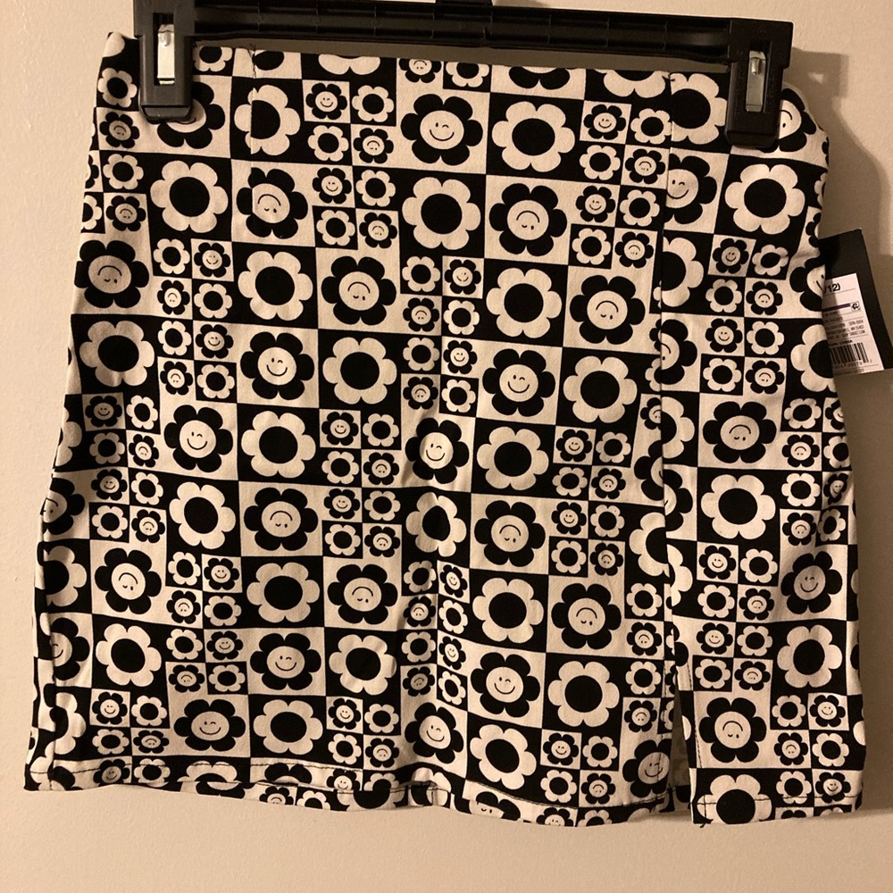 Girl’s Black & White Floral skirt. NWT